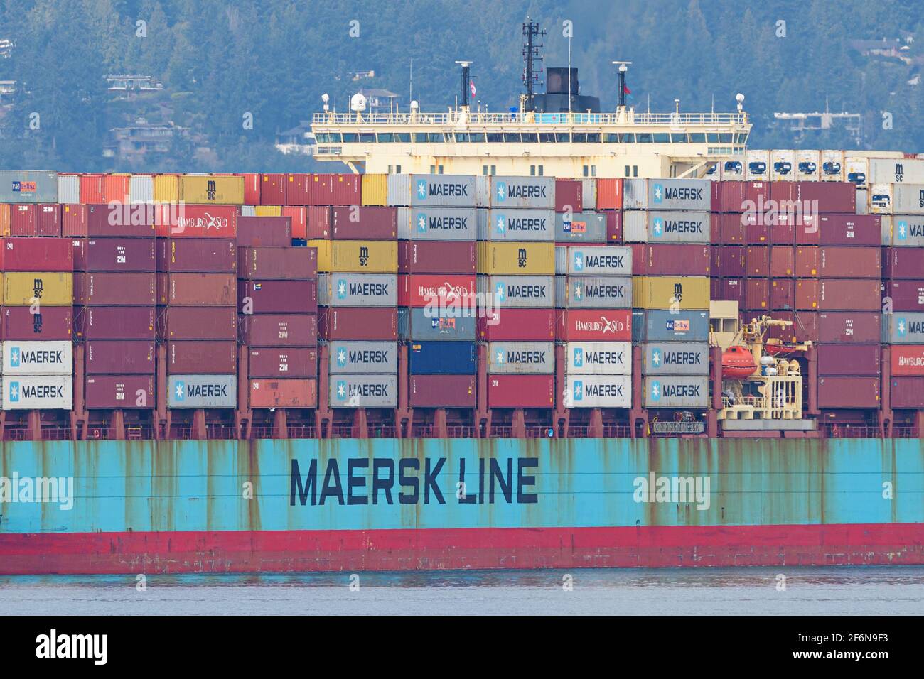 Vancouver, British Columbia, Canada. 1 aprile 2021. La nave 'Anna Maersk' all'ancora a Burrard Inlet, il porto esterno per il porto di Vancouver, Canada. La società madre della linea Maersk è A.P. Moller-Maersk. Credit: Bayne Stanley/ZUMA Wire/Alamy Live News Foto Stock