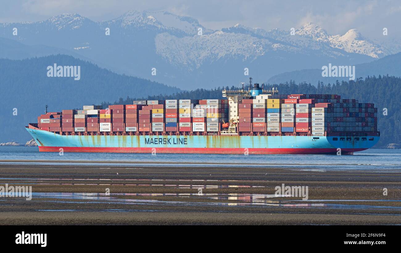 Vancouver, British Columbia, Canada. 1 aprile 2021. La nave 'Anna Maersk' all'ancora a Burrard Inlet, il porto esterno per il porto di Vancouver, Canada. La società madre della linea Maersk è A.P. Moller-Maersk. Credit: Bayne Stanley/ZUMA Wire/Alamy Live News Foto Stock