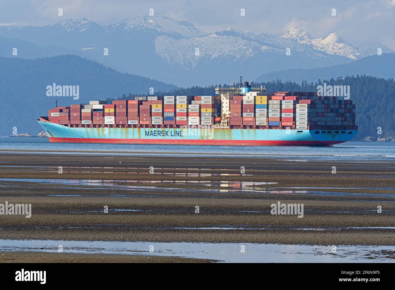 Vancouver, British Columbia, Canada. 1 aprile 2021. La nave 'Anna Maersk' all'ancora a Burrard Inlet, il porto esterno per il porto di Vancouver, Canada. La società madre della linea Maersk è A.P. Moller-Maersk. Credit: Bayne Stanley/ZUMA Wire/Alamy Live News Foto Stock
