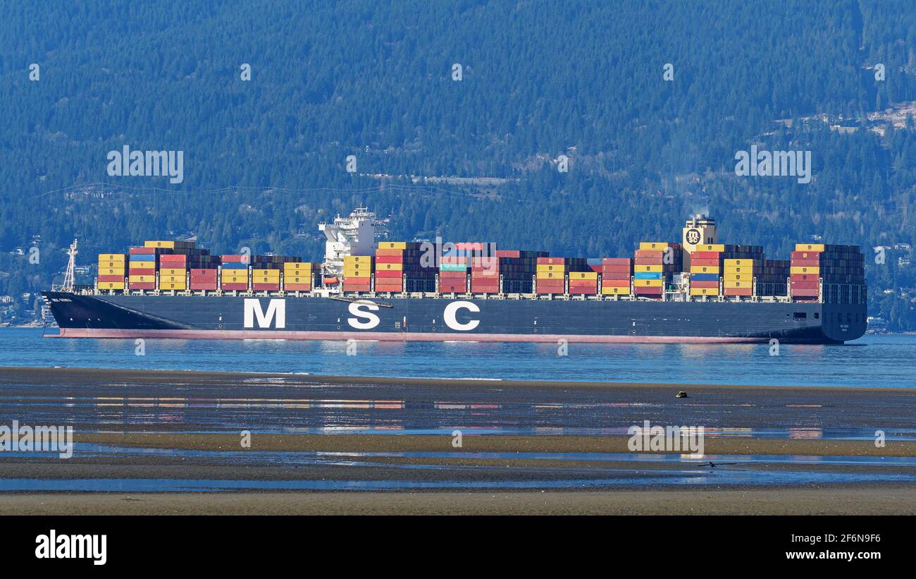 Vancouver, British Columbia, Canada. 1 aprile 2021. La nave container Mediterranean Shipping Company 'MSC Sonia' all'ancora a Burrard Inlet, il porto esterno per il porto di Vancouver, Canada. Credit: Bayne Stanley/ZUMA Wire/Alamy Live News Foto Stock