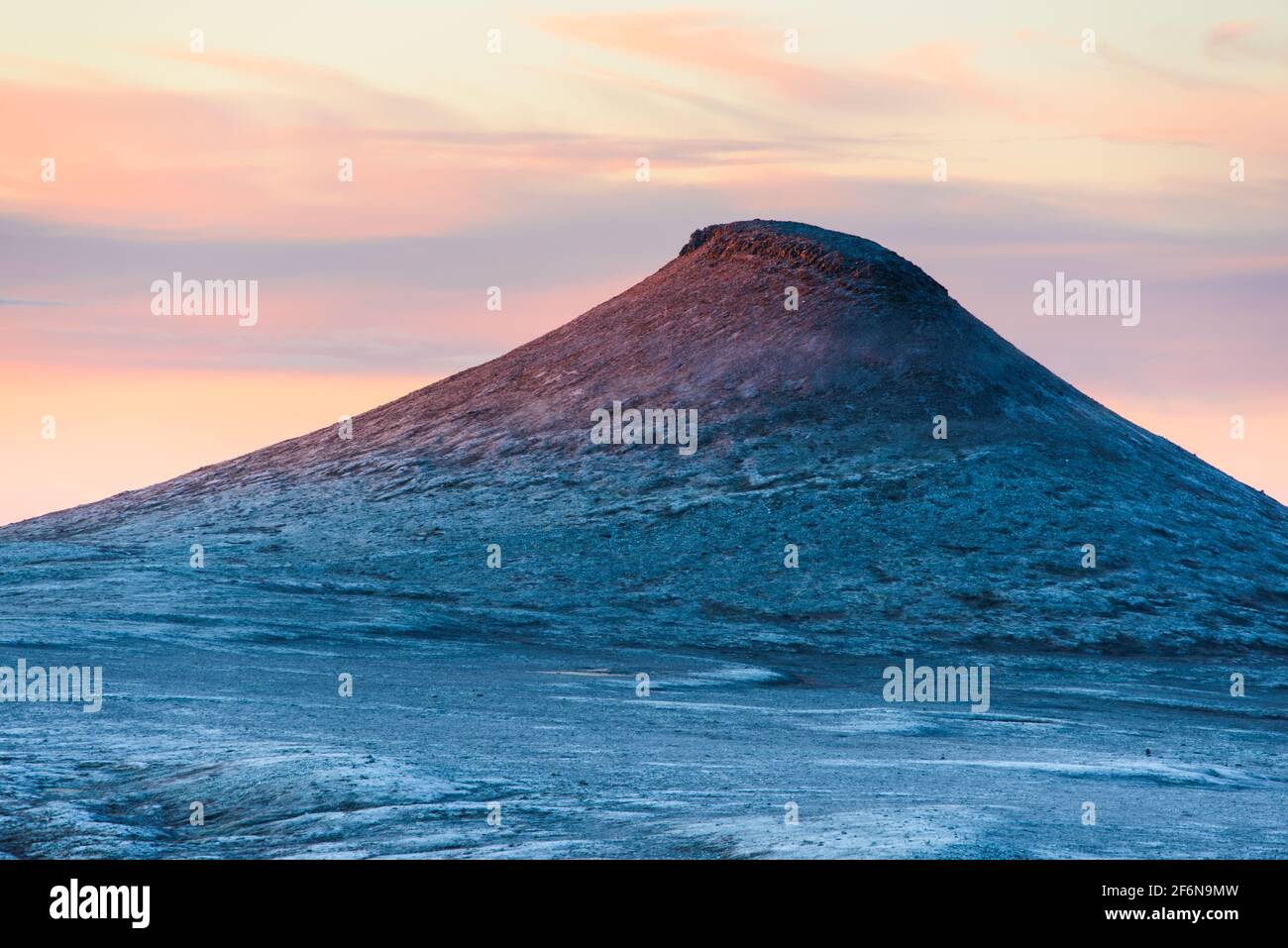 Neve fresca in montagna all'alba Foto Stock
