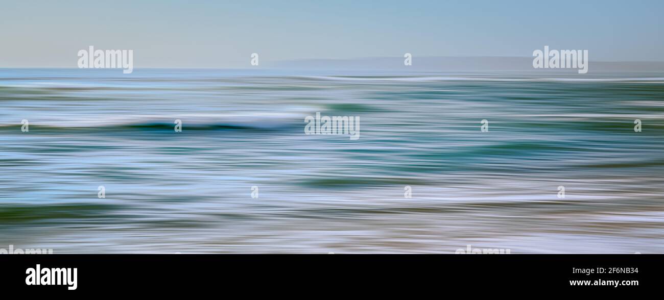 Sfondo marino astratto in azzurro, colori turchesi, sfocatura del movimento, vista panoramica Foto Stock