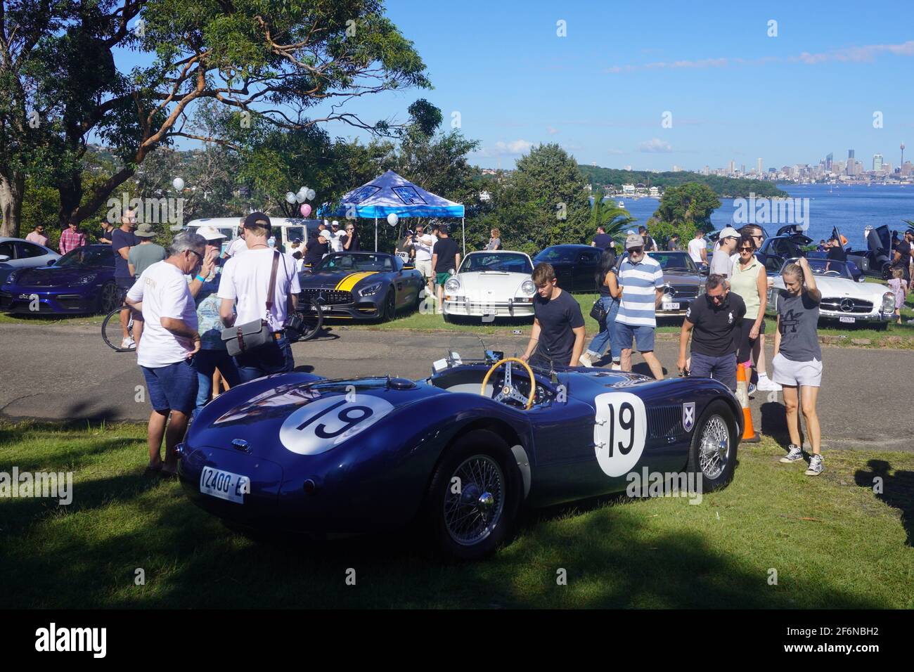 Auto sportiva d'epoca Ecurie Ecosse a un evento all'aperto con Lo skyline di Sydney come sfondo Foto Stock