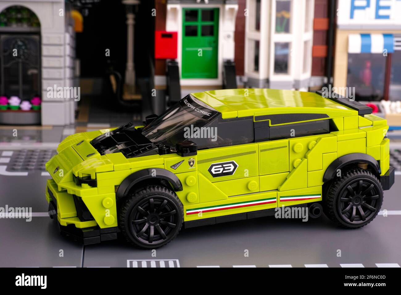 Tambov, Federazione Russa - 24 Giugno 2020 Lego Lamborghini Urus ST-X auto  di LEGO Speed Champions in città Foto stock - Alamy