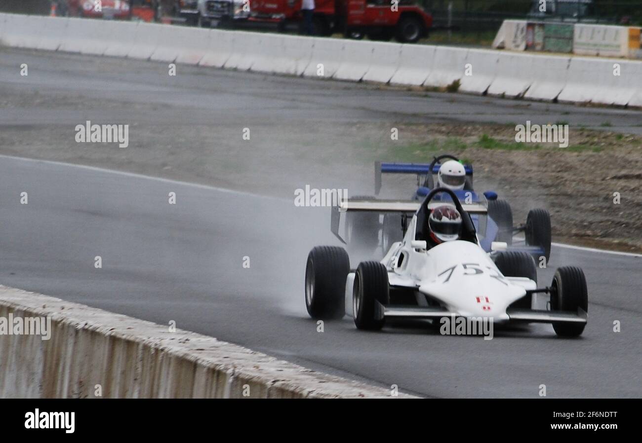 Un'auto da corsa Mazda Formula 1995 compete in una gara di auto d'epoca al Pacific Raceway nello stato di Washington. Foto Stock