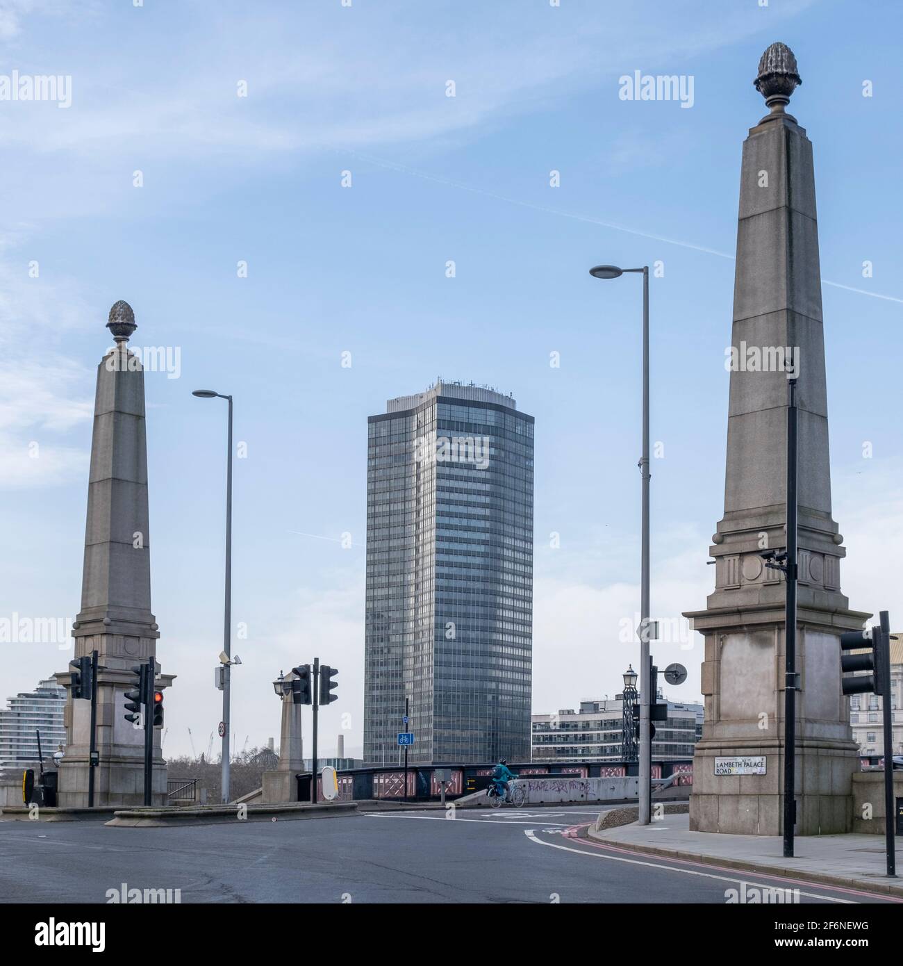 L'ingresso al Lambeth Bridge, un ponte sul Tamigi, visto dal lato sud vicino a Lambeth, con colonne che incorniciano la Millbank Tower in lontananza. Foto Stock