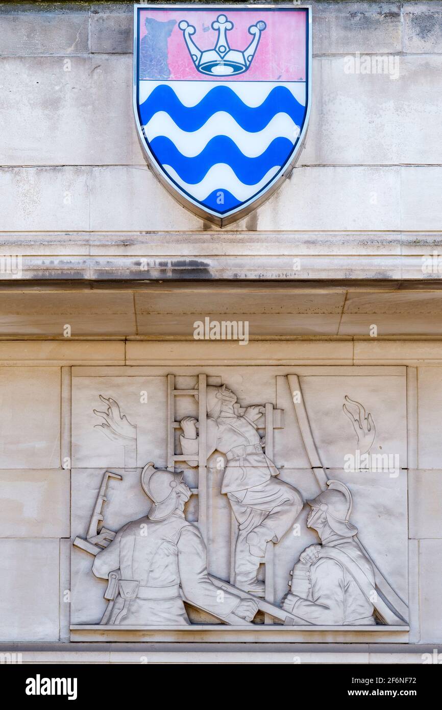 Pietra rilievo scultura di Gilbert Bayes sul Lambeth Fire Brigade Building (1937), ex sede centrale della LFB, presso Albert Embankment a Londra. Foto Stock