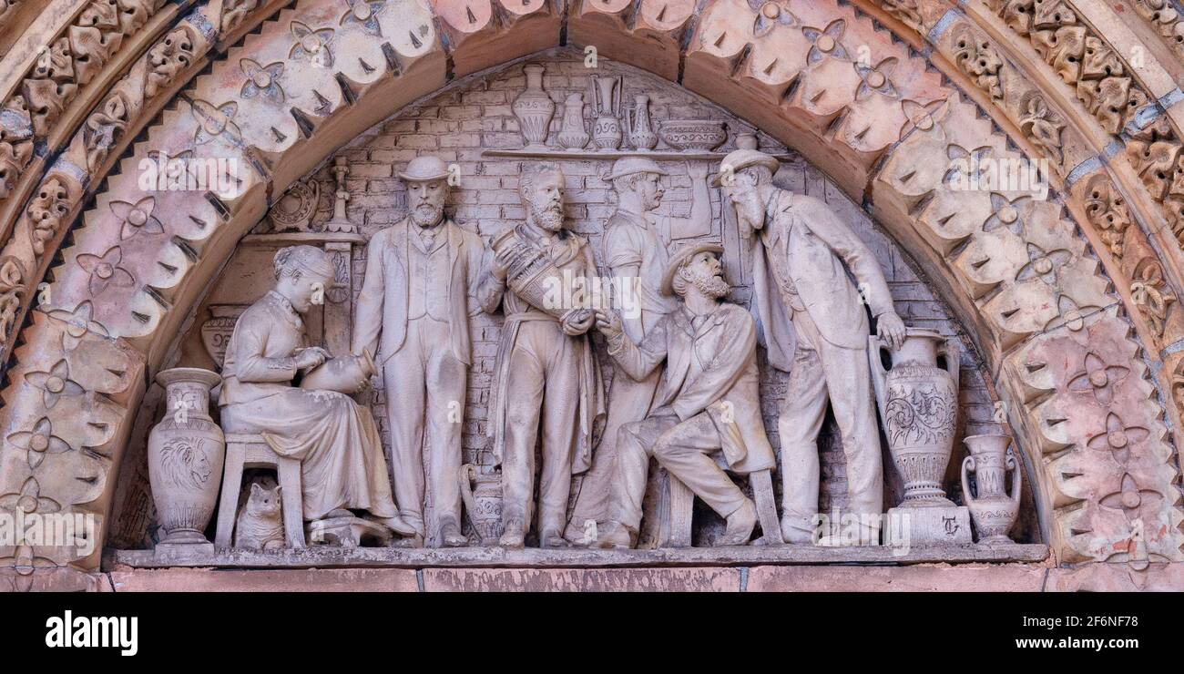 Sollievo dal timpano di J Tinworth di artigiani e altri che esaminano vasi sopra l'entrata al Royal Doulton edificio, Southbank House a Lambeth. Foto Stock