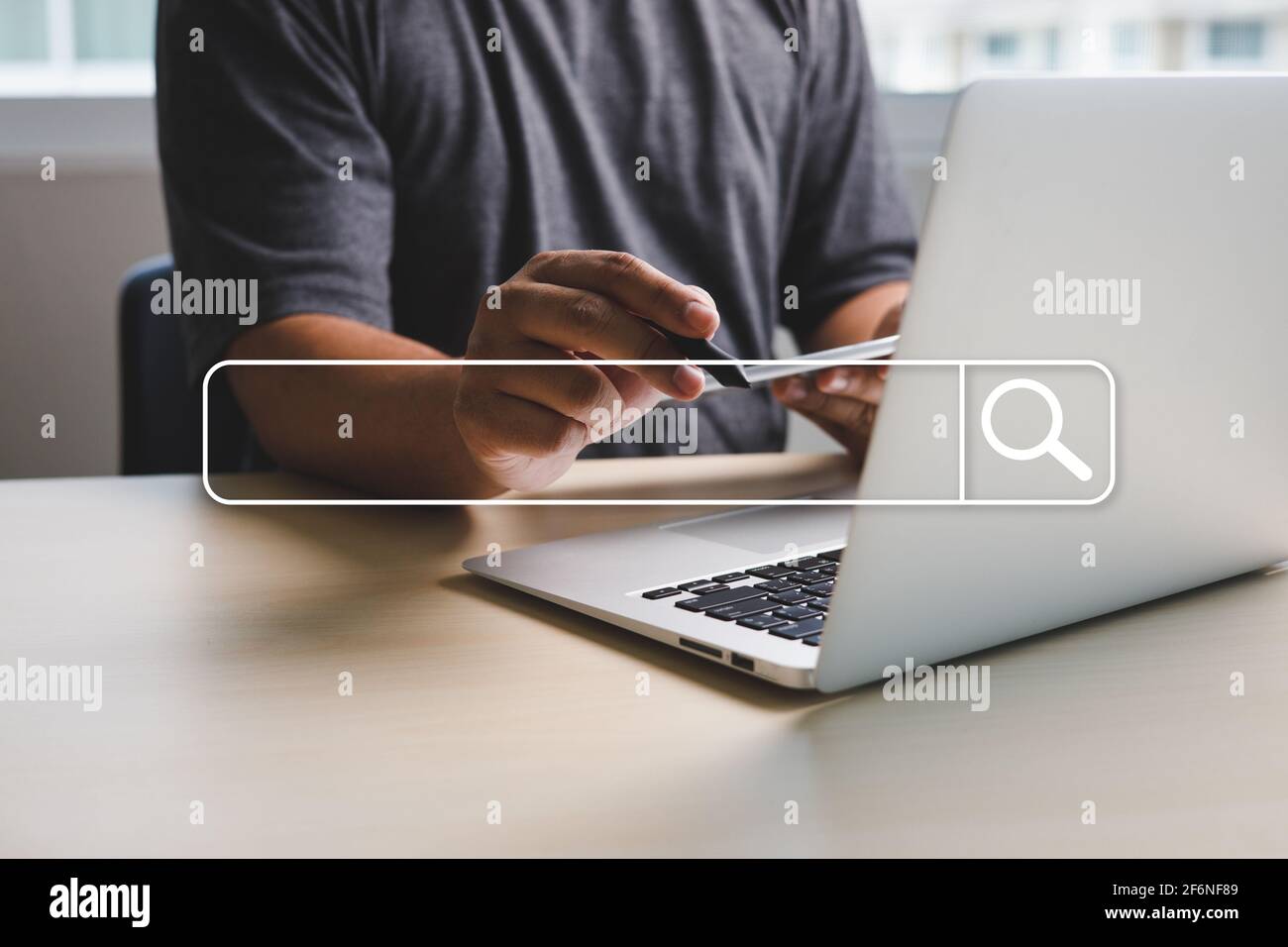 Uomo d'affari che usa la ricerca navigare in Internet delle cose (IoT) rete Internet Per la ricerca di dati Internet Foto Stock