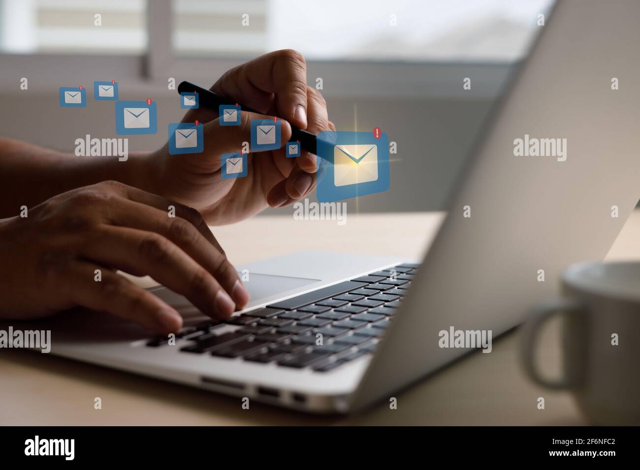 Comunicazione di posta elettronica messaggio Connessione alla mailing contatti phone Global lettere Concept Foto Stock