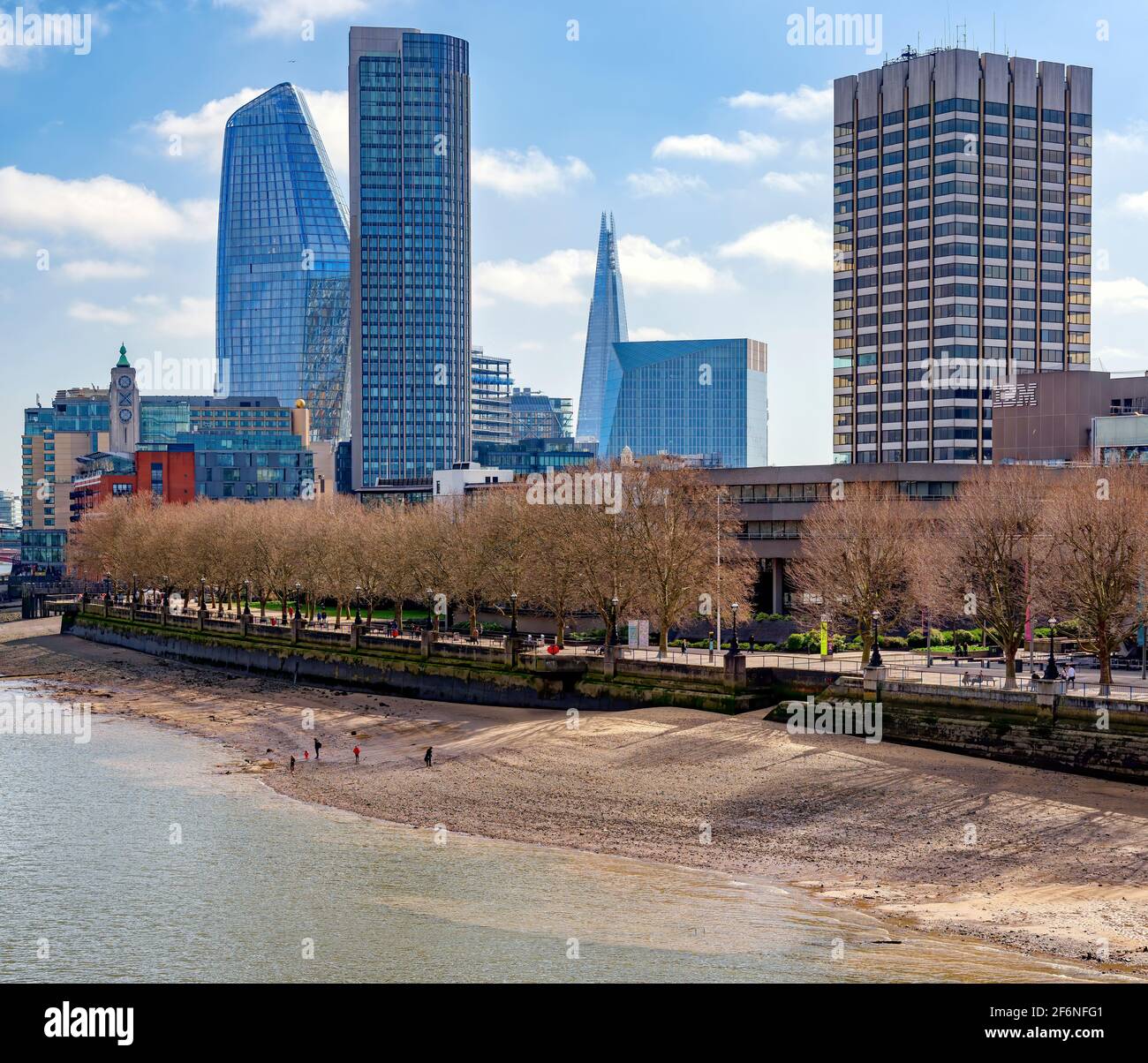 Skyline di Londra dal ponte di Waterloo ai Blackfriars che mostrano IBM Building, Southbank Tower, One Blackfriars, Oxo Tower, con lo Shard in lontananza. Foto Stock