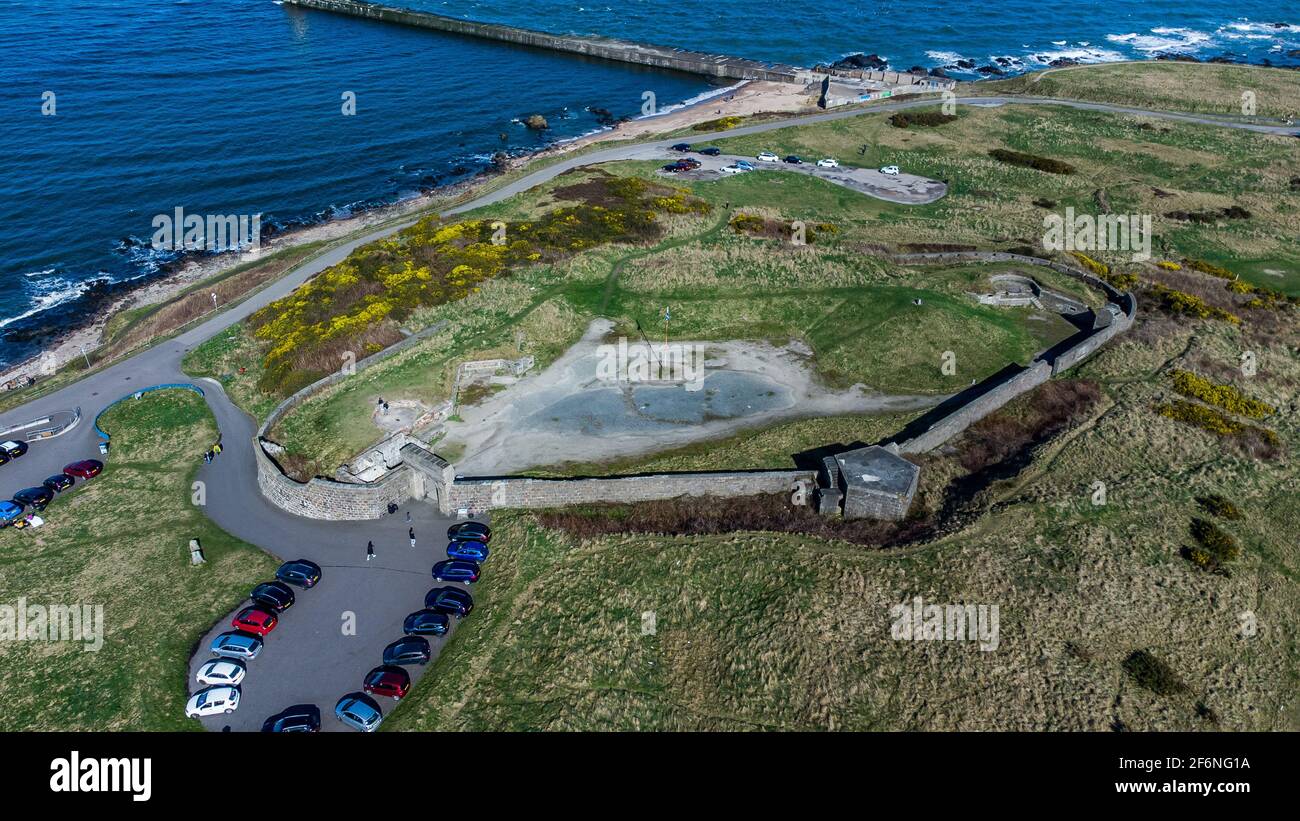 Vista aerea delle rovine della batteria di artiglieria Torry che si affaccia sul porto di Aberdeen nella città di Aberdeen, Scozia Foto Stock