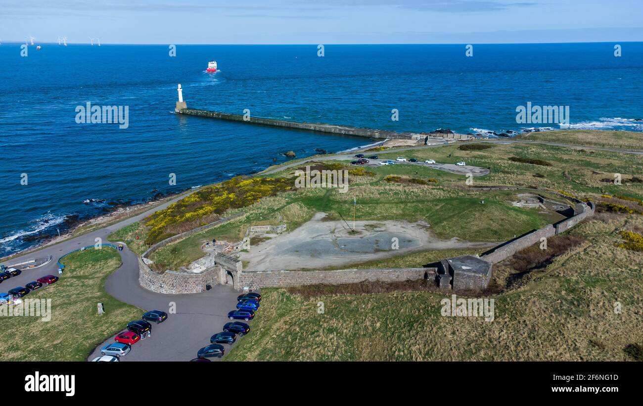Vista aerea delle rovine della batteria di artiglieria Torry che si affaccia sul porto di Aberdeen nella città di Aberdeen, Scozia Foto Stock