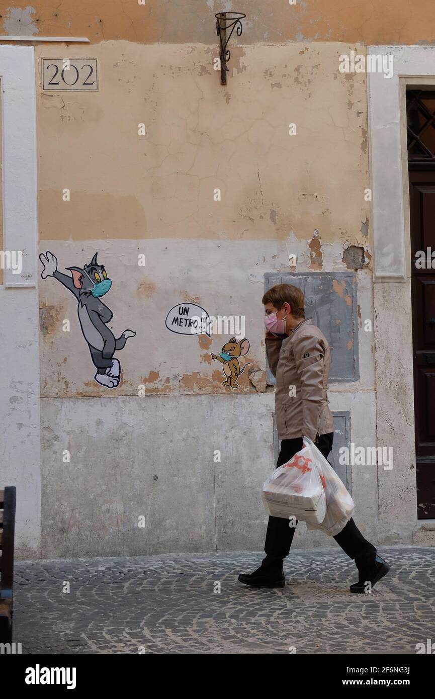 persone che indossano maschere anti-covid a roma italia roma Foto Stock