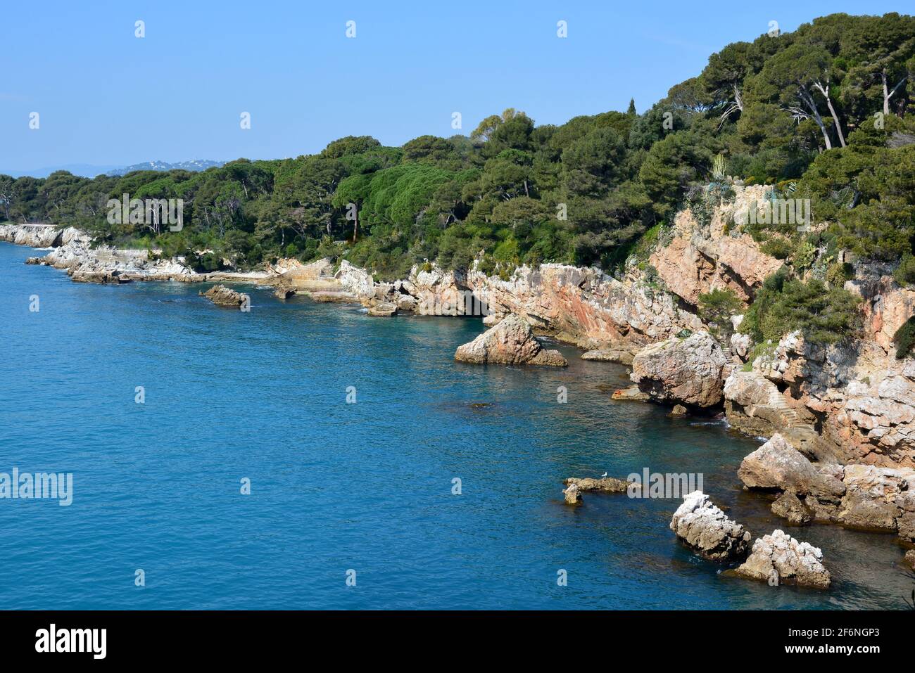 Francia, costa azzurra, Cap Antibes, la baia dei miliardari è raggiungibile dal sentiero costiero che parte verso una baia con una spiaggia di ciottoli. Foto Stock