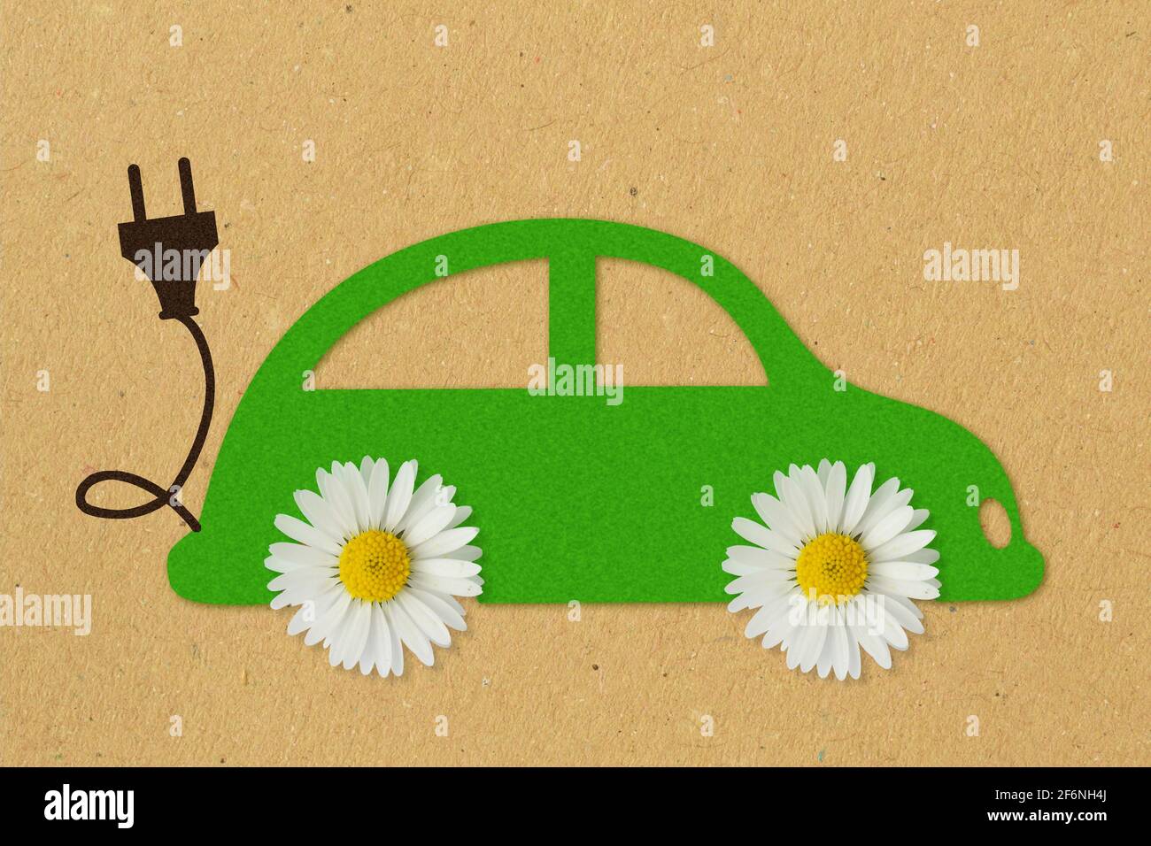 Auto di carta verde con fiori a margherita e spina elettrica Carta riciclata sfondo - concetto di auto elettrica ed ecologia Foto Stock