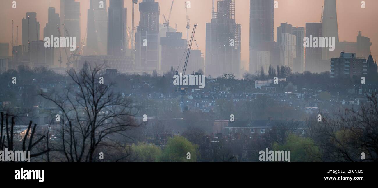 Periferia sud-ovest di Londra da Wimbledon in primo piano, Earlsfield e Southfields a metà distanza, verso i grattacieli della City of London sullo sfondo. 31 marzo 2021, Londra, Inghilterra. Foto Stock