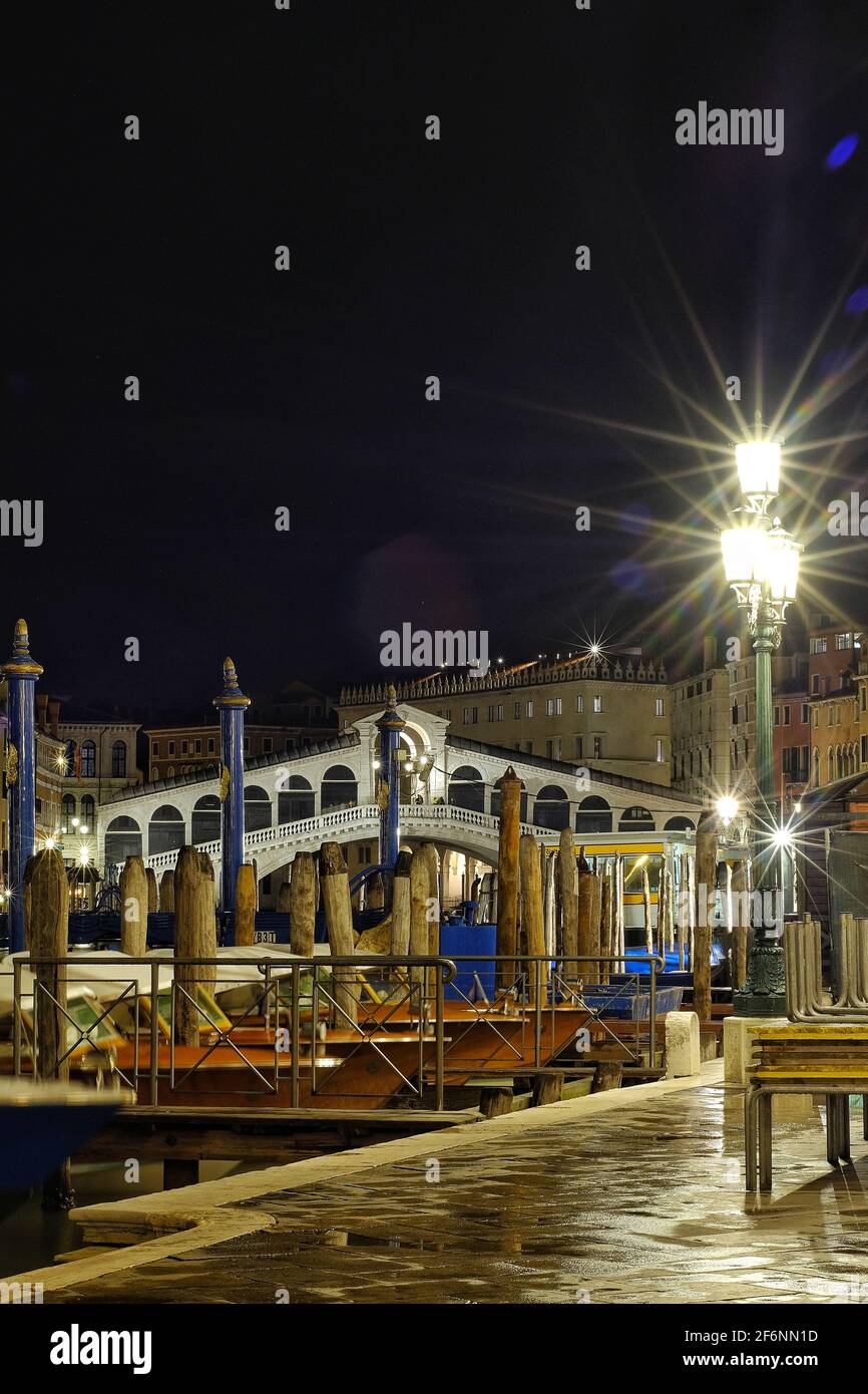 Venezia, Italia - 26 aprile 2019: Veduta notturna del famoso ponte di Rialto a Venezia Foto Stock