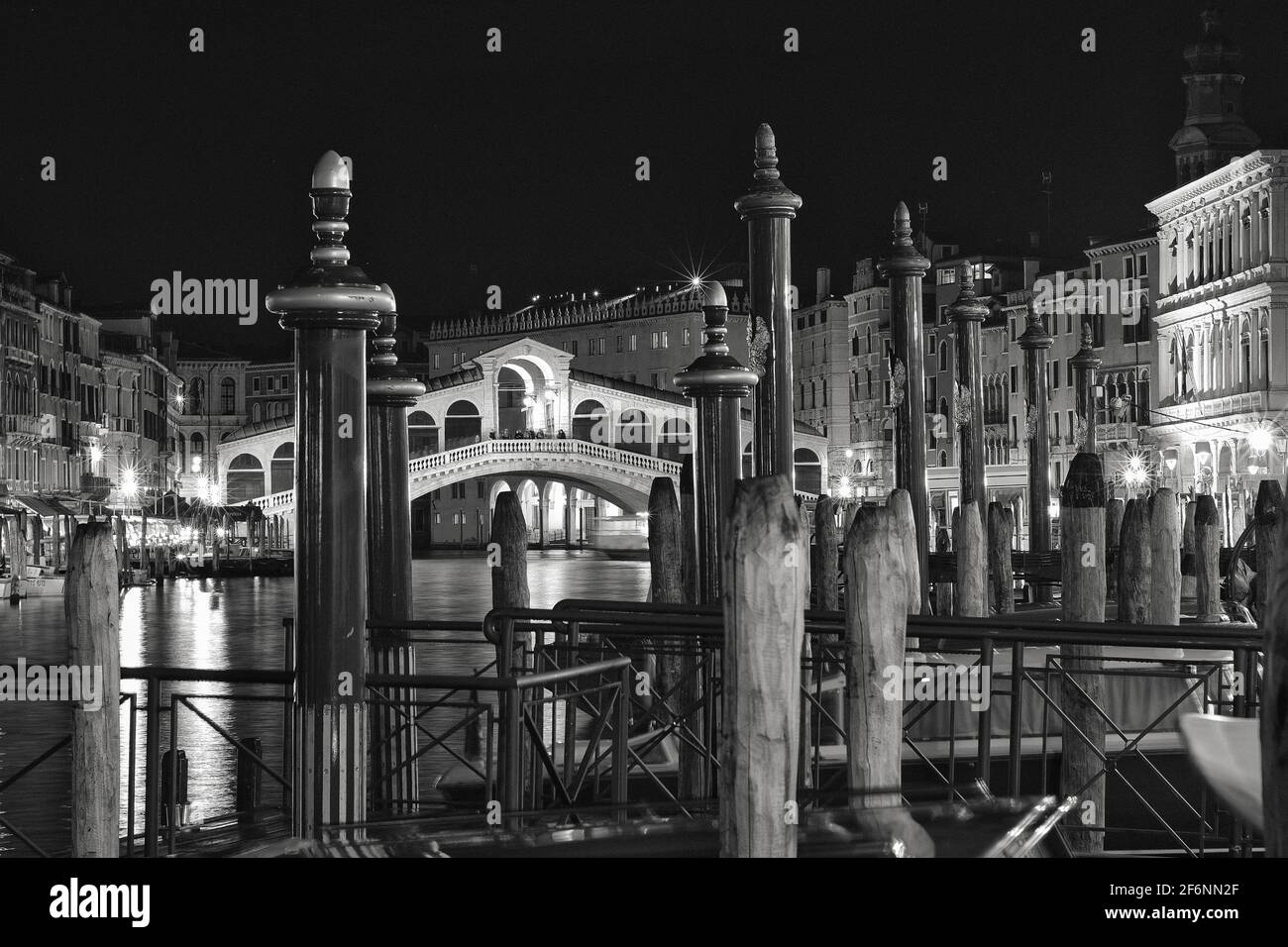 Venezia, Italia - 26 aprile 2019: Veduta notturna del famoso ponte di Rialto a Venezia Foto Stock