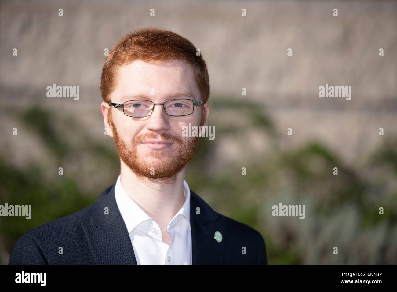 Glasgow, Scozia, Regno Unito. 2 Apr 2021. NELLA FOTO: Ross Greer MSP. Il co-leader del Partito Verde Scozzese Patrick Harvie sarà affiancato dal candidato della Scozia occidentale Ross Greer, mentre il partito prevede di reclutare altri 5,500 insegnanti. Credit: Colin Fisher/Alamy Live News Foto Stock