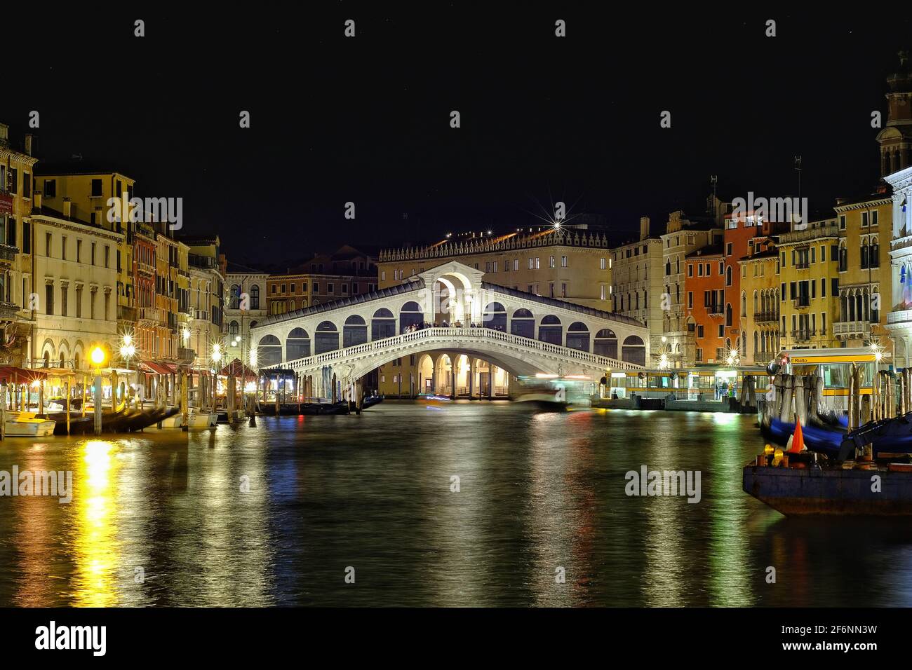 Venezia, Italia - 26 aprile 2019 : il bellissimo ponte di Rialto a Venezia di notte Foto Stock
