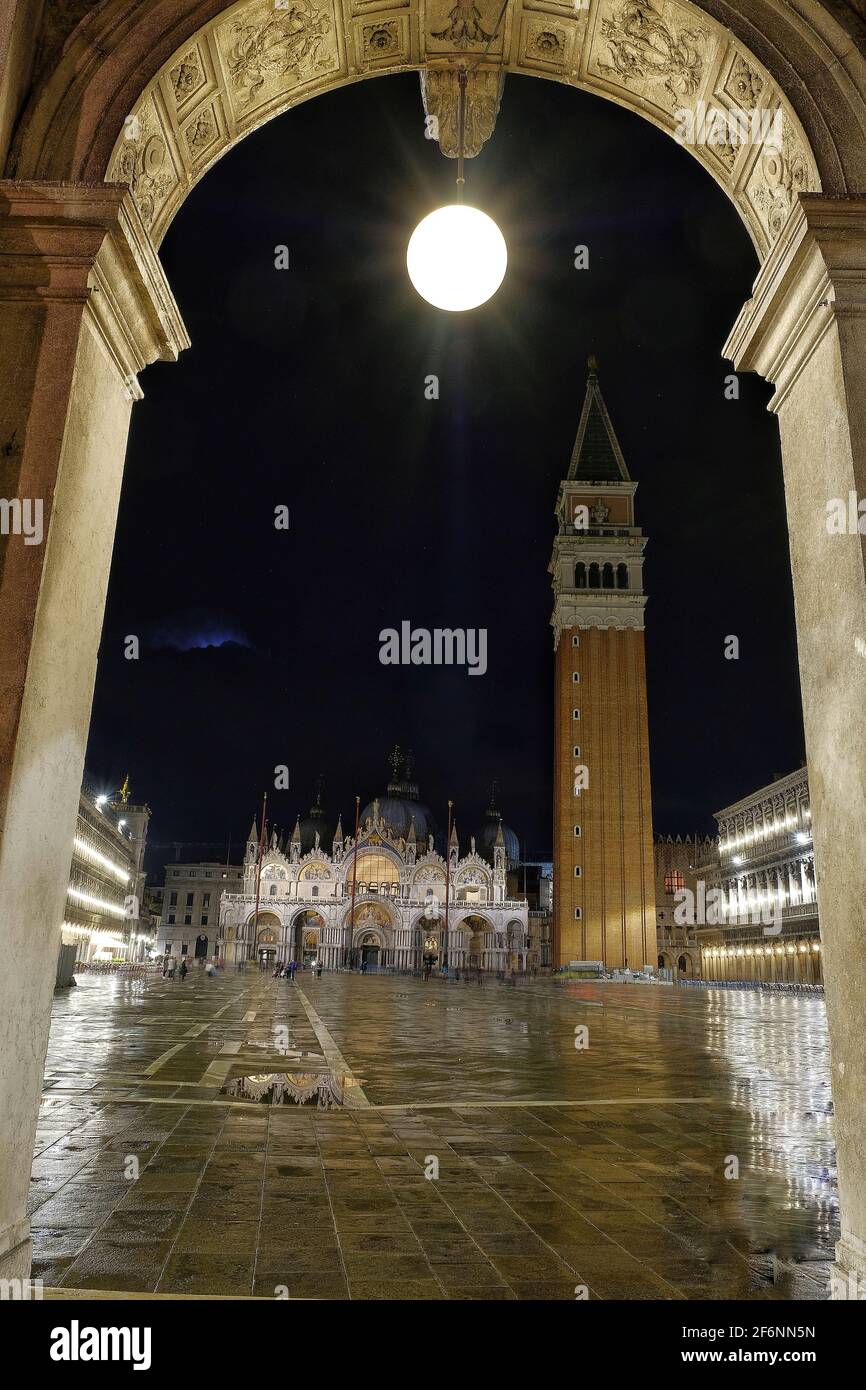 Venezia, Italia - 27 aprile 2019 : veduta di uno splendido riflesso nell'acqua del Palazzo Ducale illuminato a Venezia Foto Stock