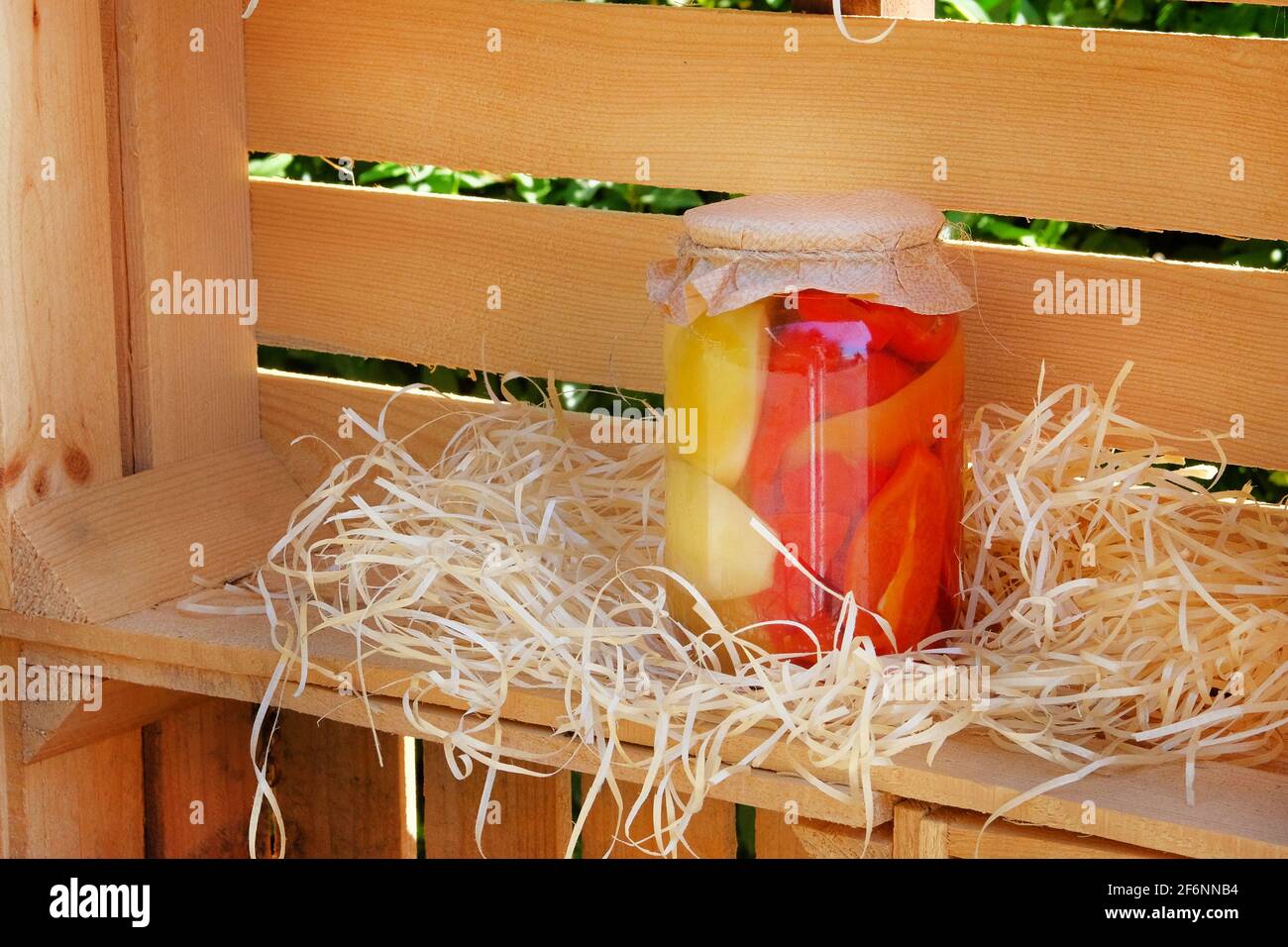 Peperoni rossi, gialli, arancioni in vaso. Concetto di alimenti fermentati. Foto Stock