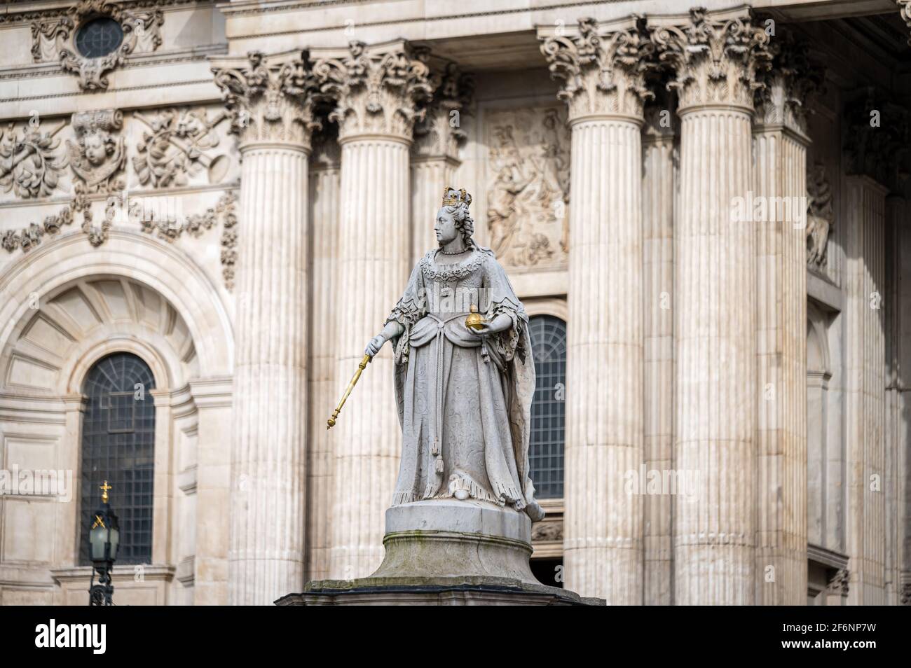 Statua della Regina Anna, fuori dalla cattedrale di St Paul, Londra, Regno Unito Foto Stock