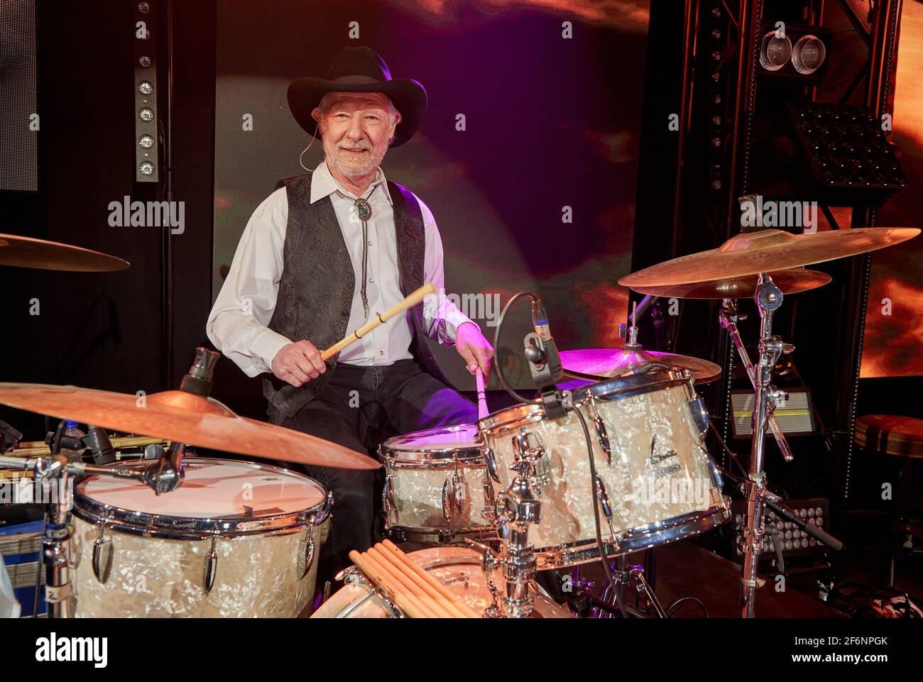 Buchholz, Germania. 01 Aprile 2021. Teddy Ibing della country band Truck Stop siede alla batteria sul palco durante una prova di prova prima del concerto in streaming "Love, Lust & Vice. Credit: Georg Wendt/dpa/Alamy Live News Foto Stock