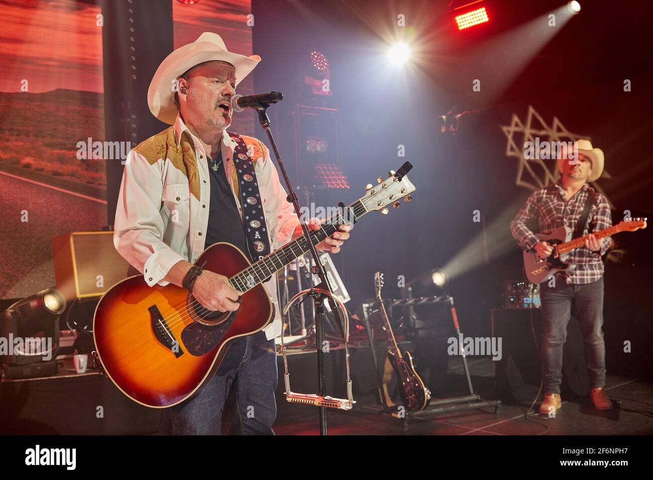 Buchholz, Germania. 01 Aprile 2021. Tim Reese (l) della country band Truck Stop suona il violino sul palco durante una prova di prova prima del concerto in streaming "Love, Lust & Vice". Credit: Georg Wendt/dpa/Alamy Live News Foto Stock