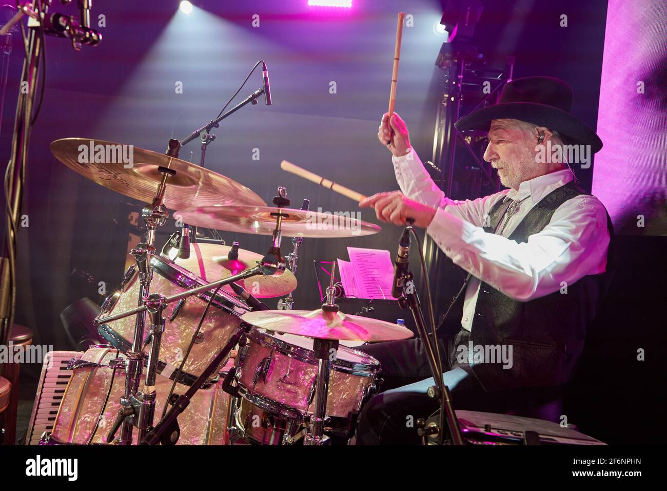 Buchholz, Germania. 01 Aprile 2021. Teddy Ibing della country band Truck Stop siede sul drum kit sul palco durante una prova di prova prima del concerto in streaming "Love, Lust & Vice". Credit: Georg Wendt/dpa/Alamy Live News Foto Stock