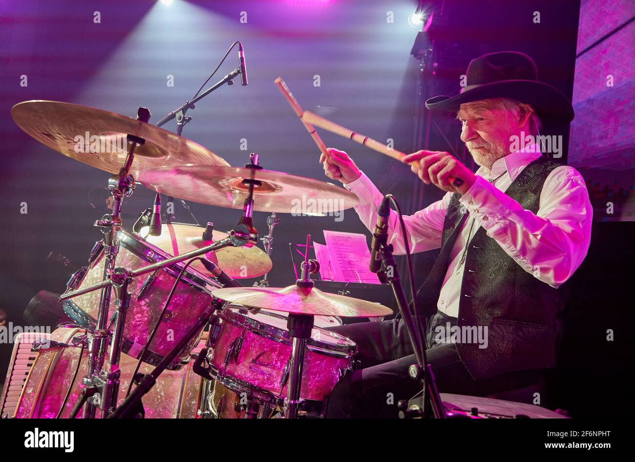 Buchholz, Germania. 01 Aprile 2021. Teddy Ibing della country band Truck Stop siede sul drum kit sul palco durante una prova di prova prima del concerto in streaming "Love, Lust & Vice". Credit: Georg Wendt/dpa/Alamy Live News Foto Stock