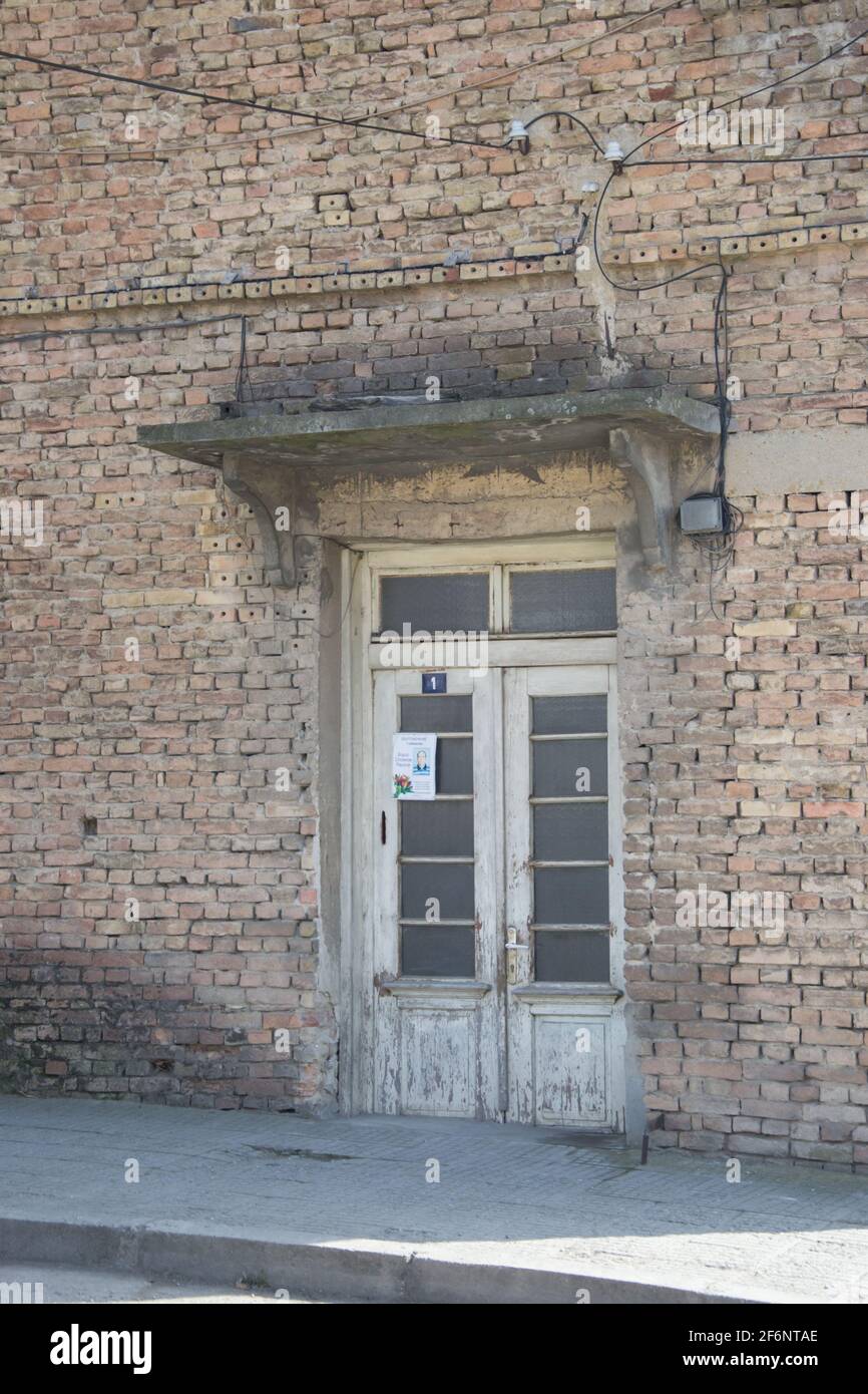 façade vecchia casa con porta invecchiata, paesaggio urbano, nelle strade Foto Stock