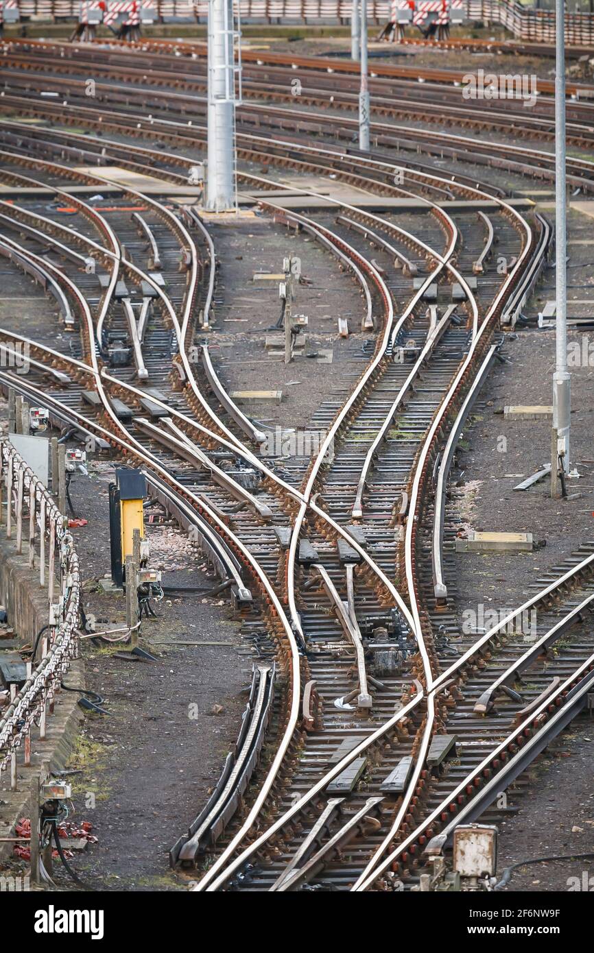 Binari ferroviari, svincolo ferroviario presso una stazione ferroviaria. Londra, Regno Unito Foto Stock
