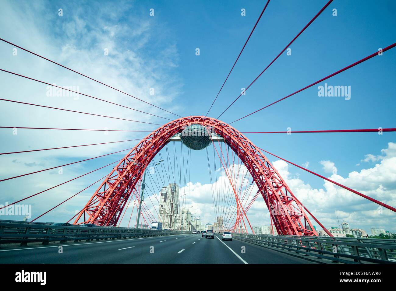 Mosca, Russia - 12 luglio 2020: Ponte rosso a Mosca con cavo. Struttura tecnica unica. Foto Stock