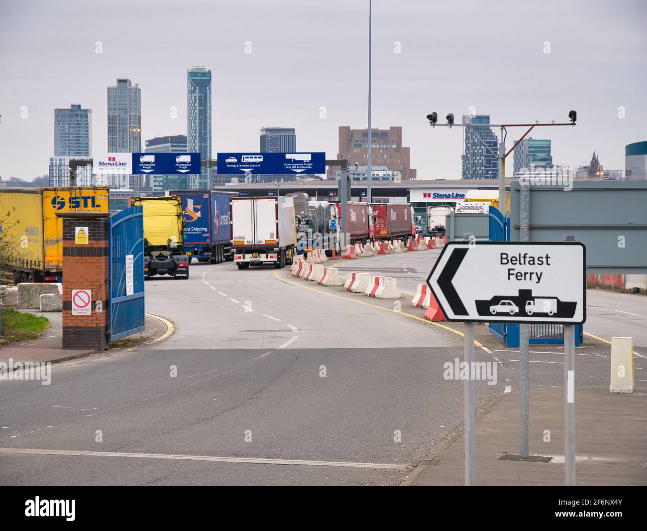 Le unità motrici dei camion che si accodano alla Stena Line rotolano sopra - rotolano fuori da Liverpool al terminal dei traghetti di Belfast a Birkenhead sul fiume Mersey. Foto Stock