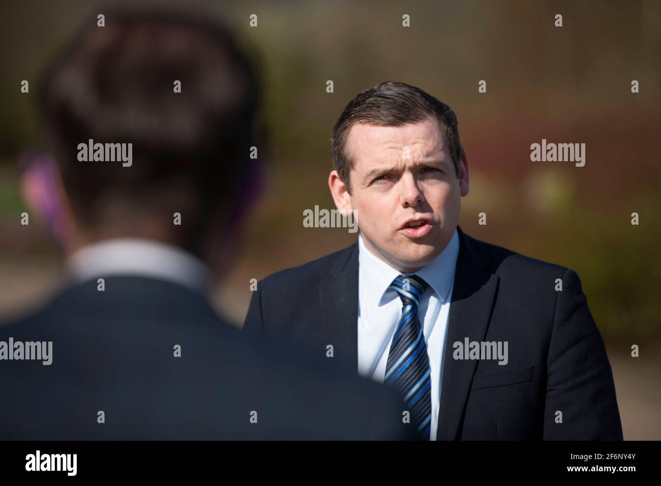 Glasgow, Scozia, Regno Unito. 2 Apr 2021. NELLA FOTO: Deputato Douglas Ross, leader del Partito conservatore e Unionista Scozzese. Proposte conservative scozzesi per apprendistati guidati dalla domanda e ampliano i piani del partito per una rivoluzione delle competenze in quanto il leader conservatore scozzese visita Thales Optronics a Glasgow. Credit: Colin Fisher/Alamy Live News Foto Stock