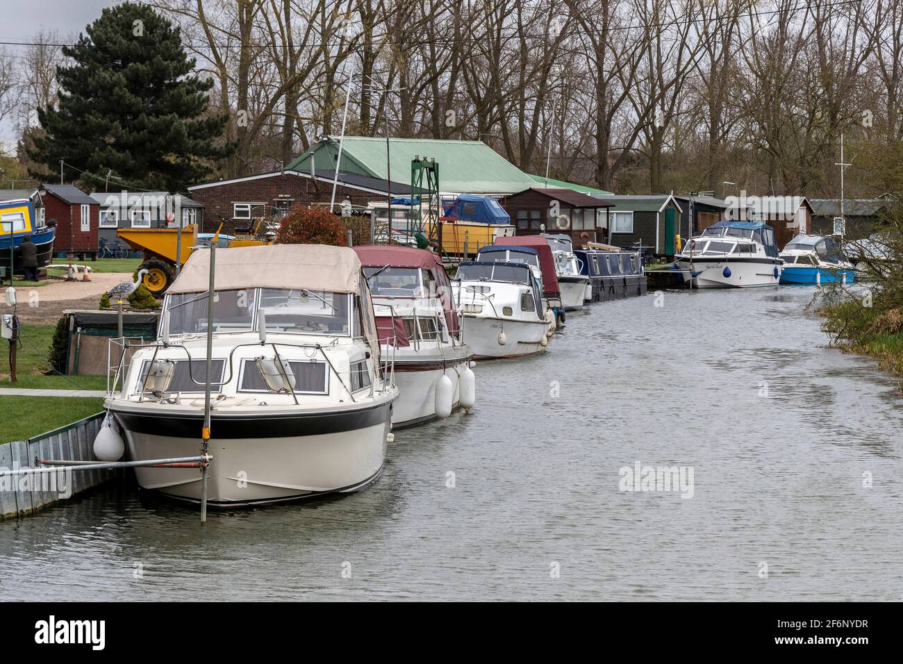 Northampton boat club sul fiume Nene in una mattina di primavera opaca, Nene Valley, Northamptonshire, Inghilterra, Regno Unito. Foto Stock