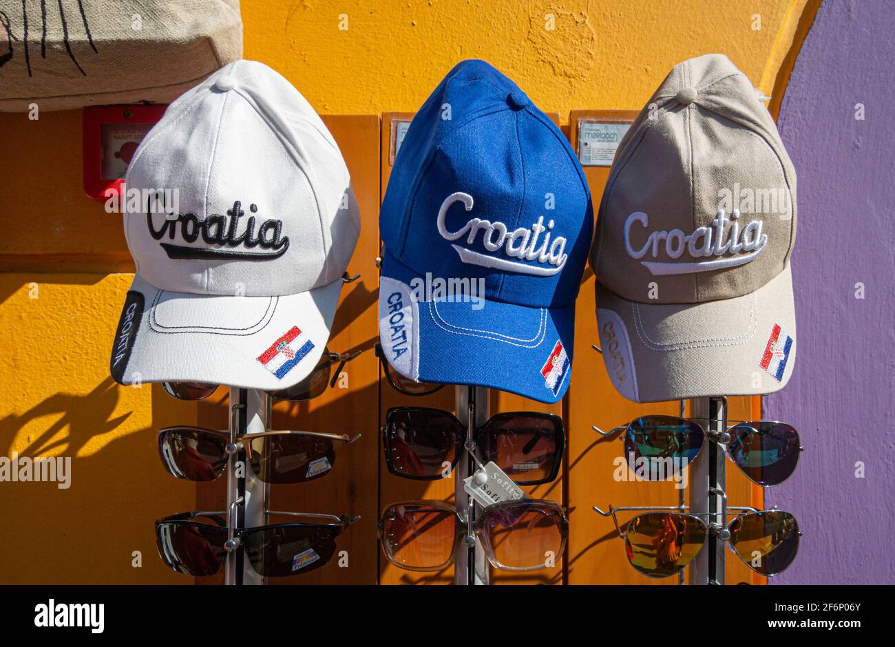 Negozio di cappellini da baseball e occhiali da sole a Zagabria, Croazia  Foto stock - Alamy