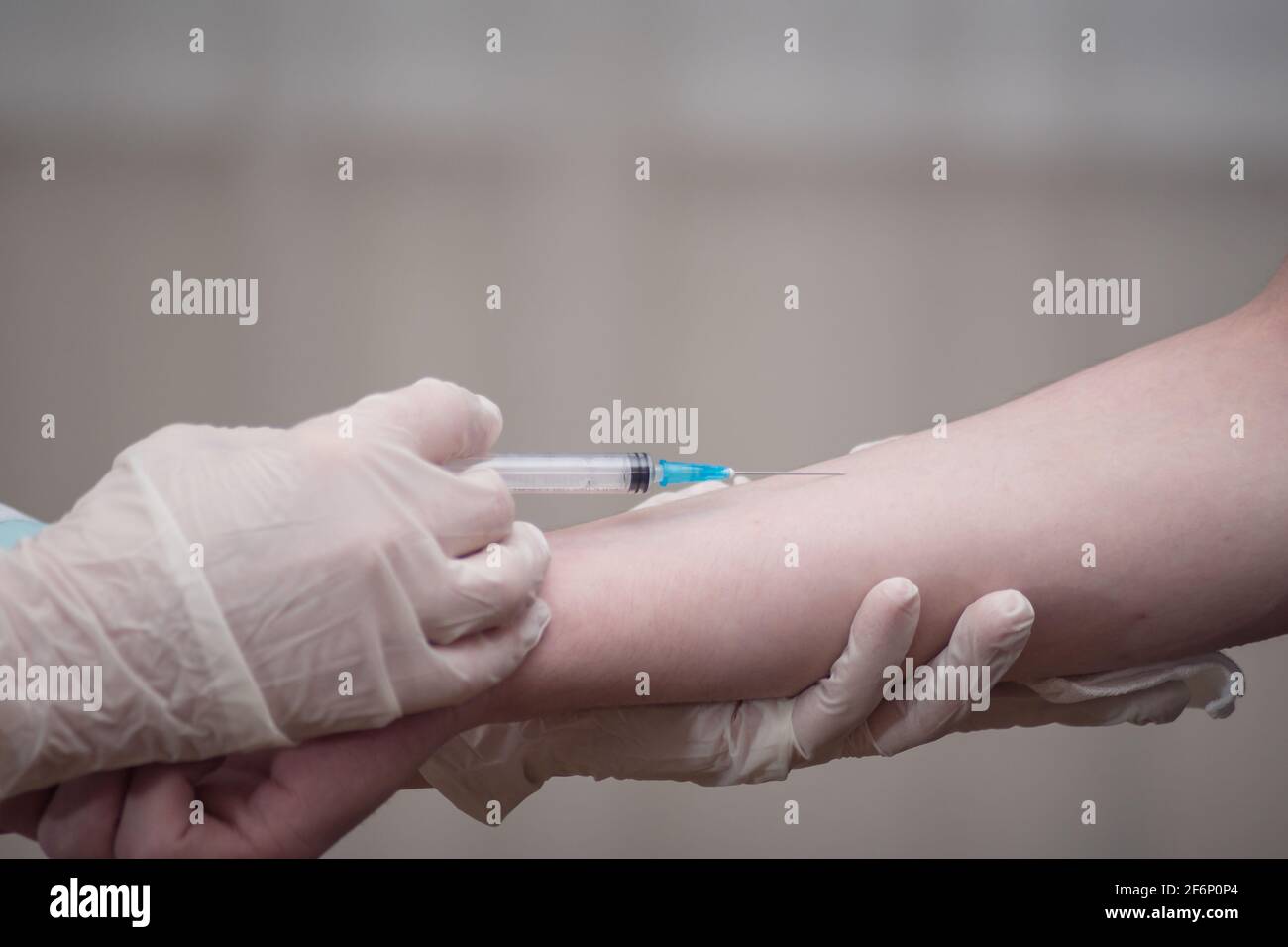 Le mani da vicino, gli infermieri sono vaccinazioni ai pazienti che usano la siringa. Sono trattati con l'uso di braccio superiore iniettabile sterile iniezione,anticorpo,influ Foto Stock