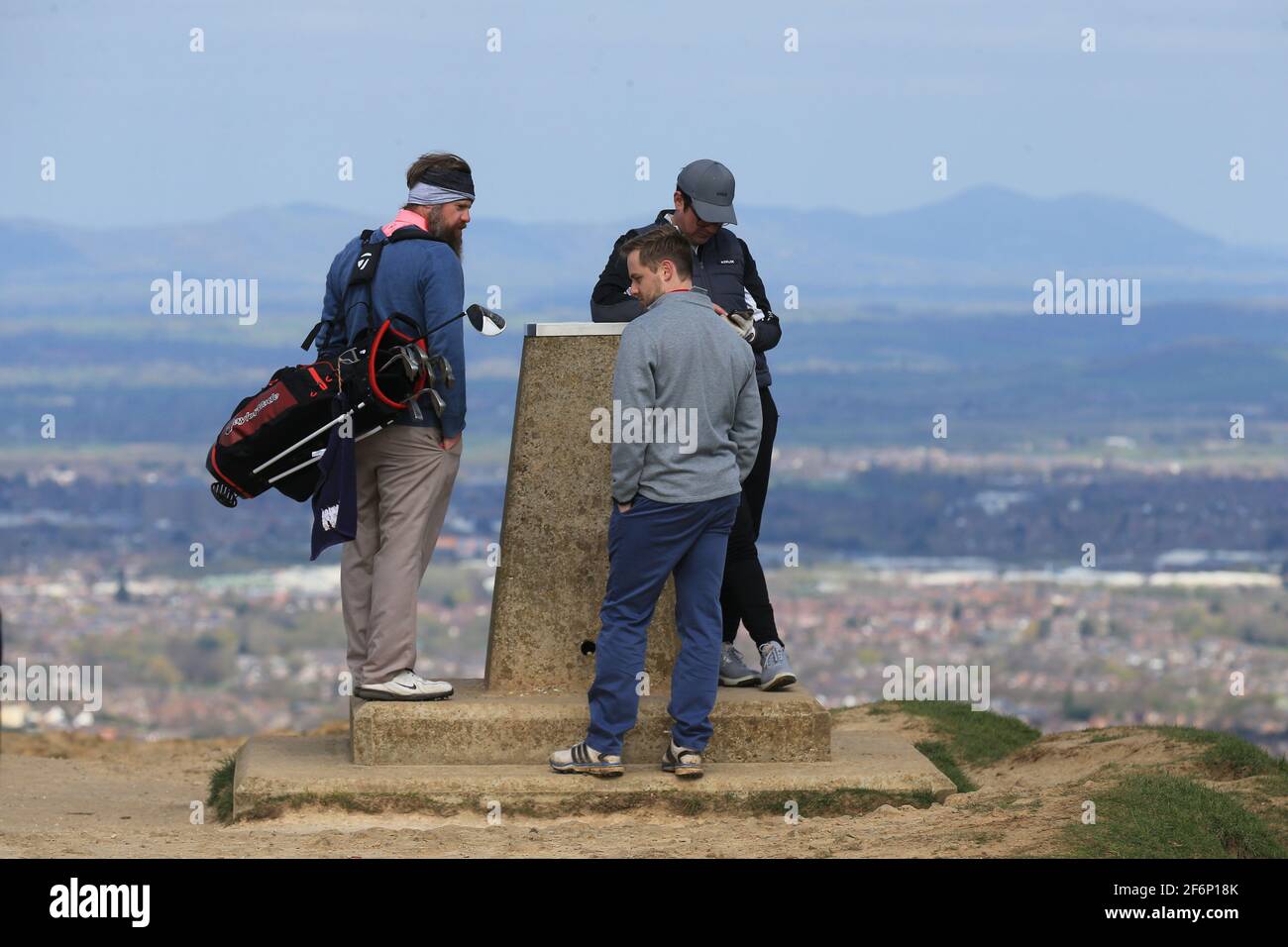 Painswick, Regno Unito, 2 aprile 2021. Regno Unito Meteo. Soleggiato con una fresca brezza mentre le persone godono la vista da Painswick Beacon il Venerdì Santo. Stroud, Gloucestershire. Credit: Gary Learmonth/Alamy Live News Foto Stock