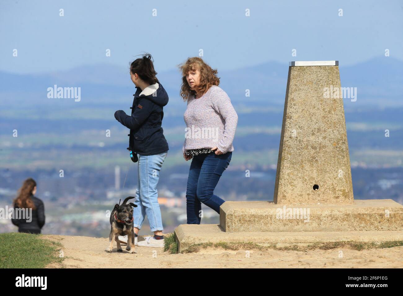 Painswick, Regno Unito, 2 aprile 2021. Regno Unito Meteo. Soleggiato con una fresca brezza mentre le persone godono la vista da Painswick Beacon il Venerdì Santo. Stroud, Gloucestershire. Credit: Gary Learmonth/Alamy Live News Foto Stock