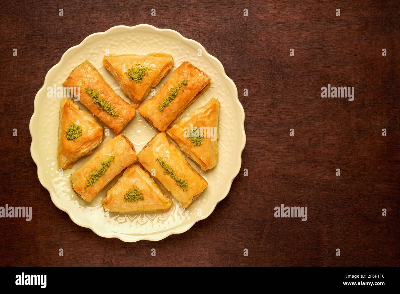 Dolci arabici dessert baklava, kunafa, kadayif con pistacchio e formaggio. Vista dall'alto, spazio di copia Foto Stock