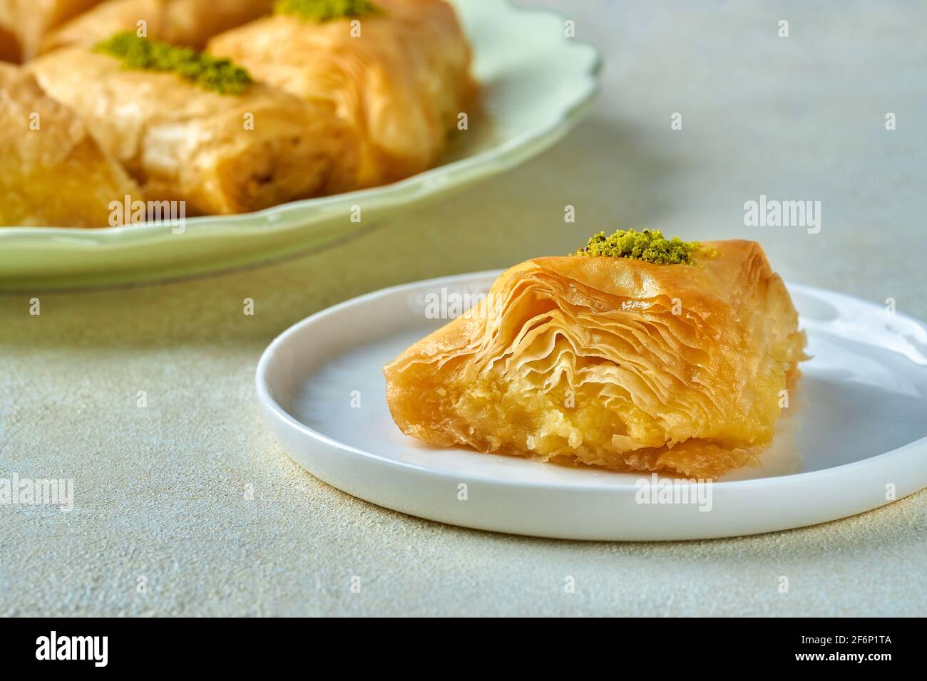 Dolci arabici dessert baklava, kunafa, kadayif con pistacchio e formaggio. Primo piano Foto Stock