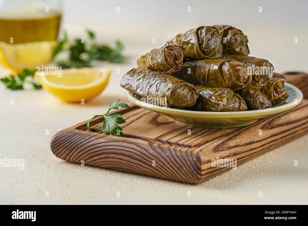 Foglie d'uva ripiene rotoli dolma. Cucina tradizionale middetarea, caucasica, turca e arabica. Primo piano Foto Stock