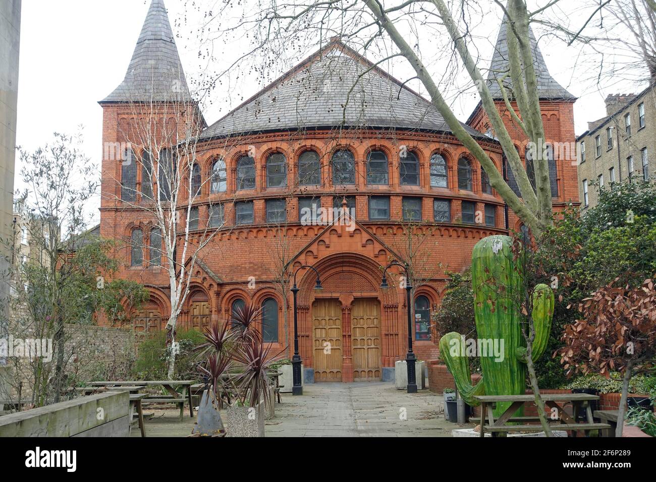Vista frontale del Tabernacle in Powis Square, Notting Hill, Londra. Originariamente una chiesa ma ora un luogo di arte culturale e di intrattenimento. Foto Stock