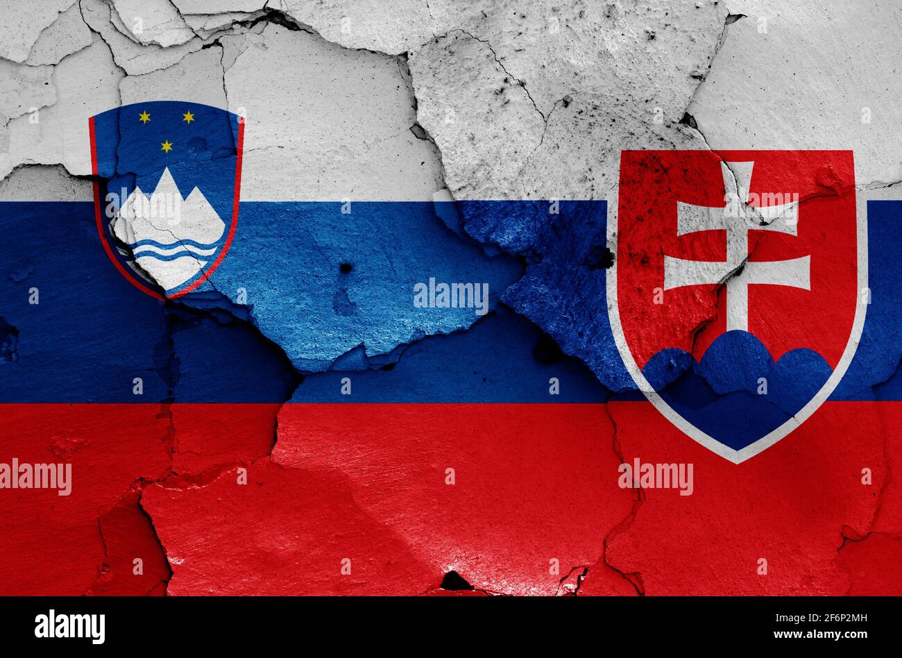 Bandiere di Slovenia e Slovacchia dipinte su pareti incrinate Foto Stock