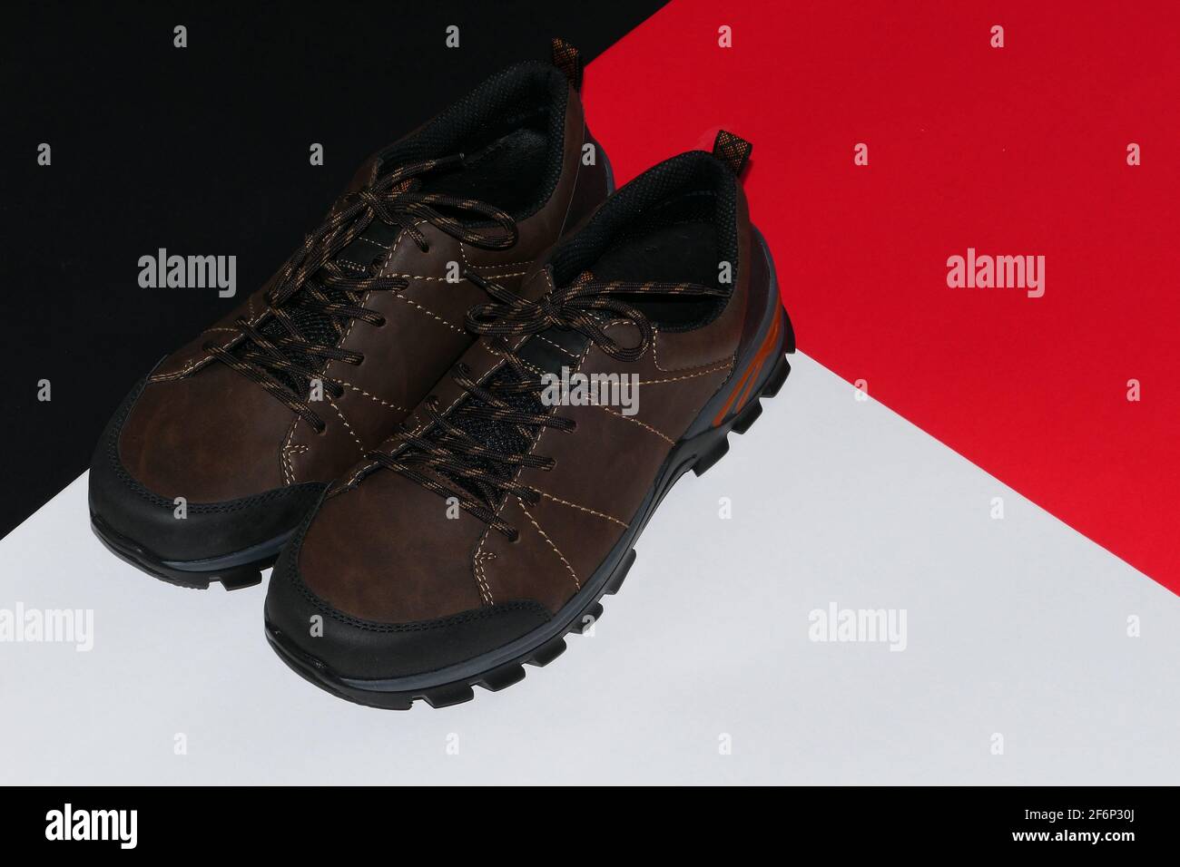 Scarpe eleganti da uomo alla moda, sneaker da uomo o scarpe marroni in  pelle Foto stock - Alamy