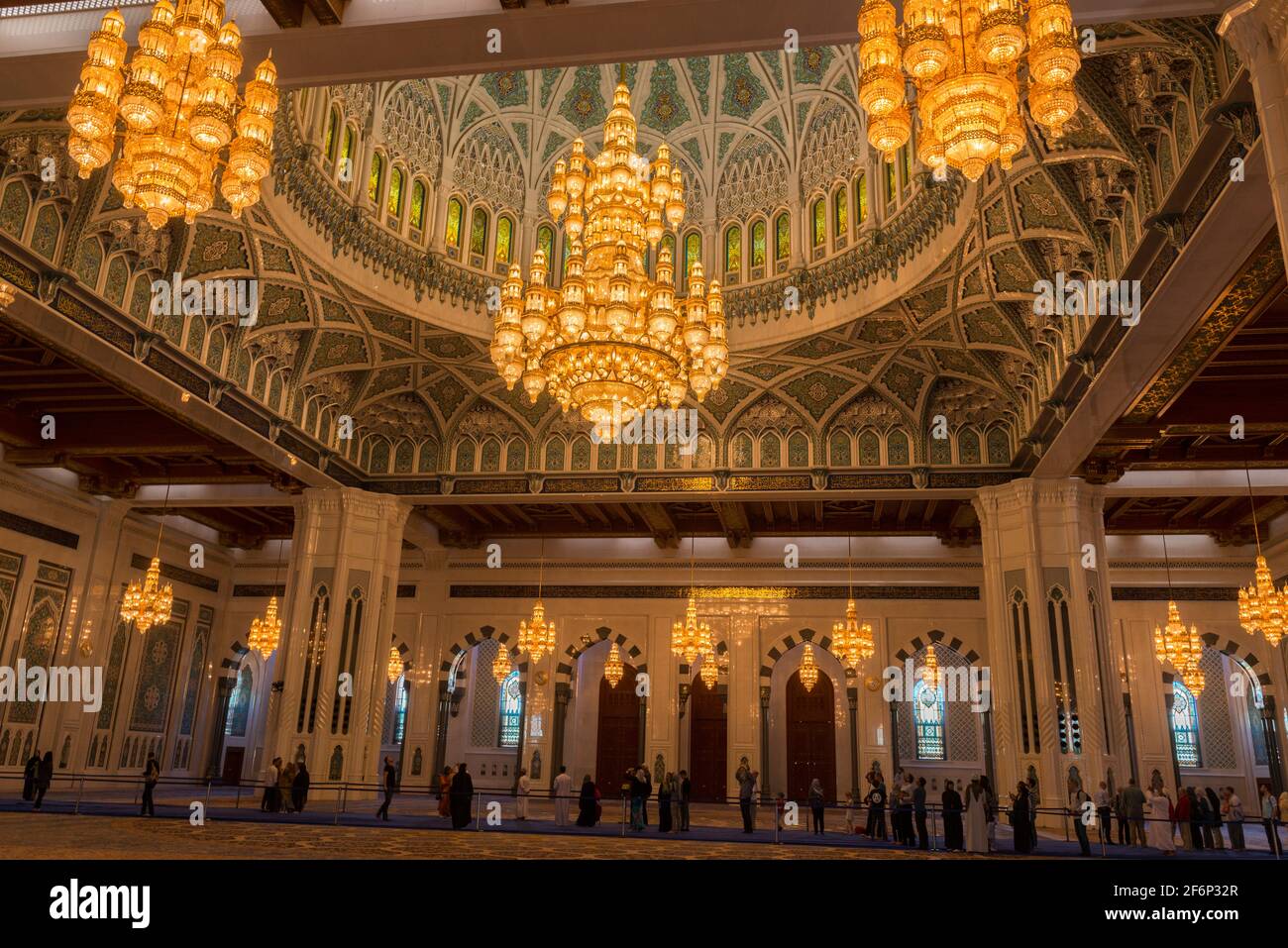 La principale sala di preghiera della Grande Moschea del Sultano Qaboos, Mascate, Oman Foto Stock