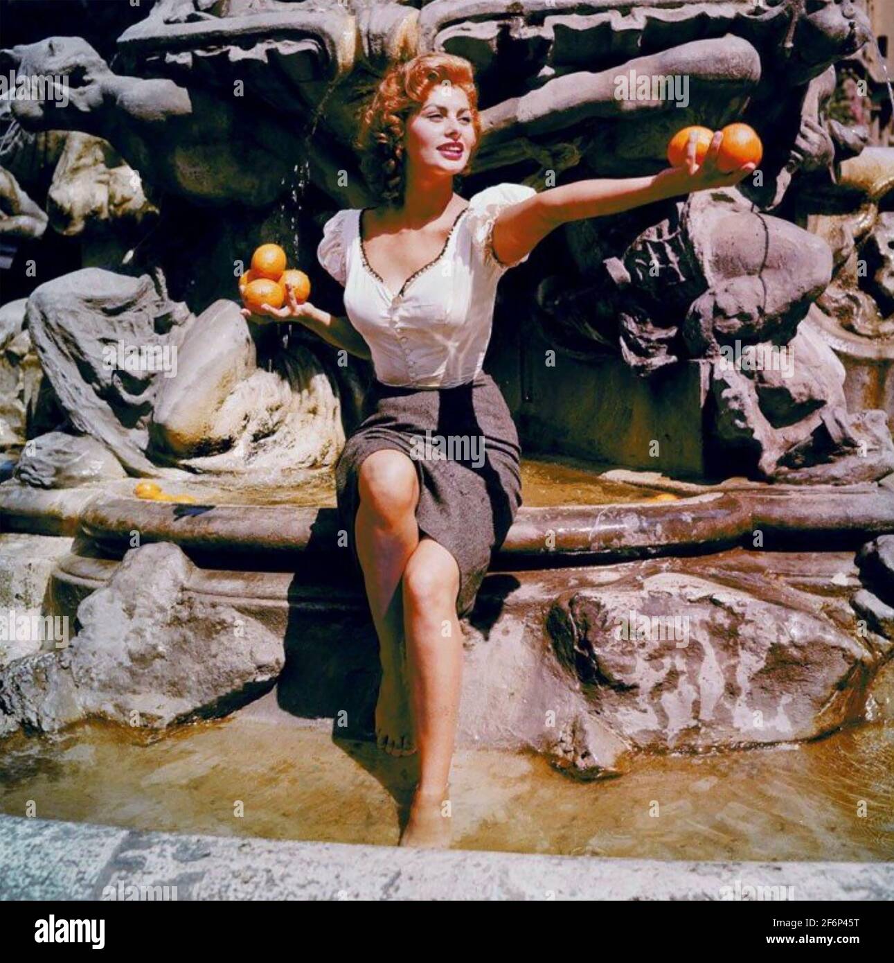 SOPHIA LOREN attrice cinematografica italiana circa 1960 nella Fontana di Trevi a Roma. Pellicola non identificata Foto Stock
